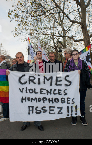 Paris, Frankreich, französische Homosexuelle LGBT-Aktivisten demonstrieren gegen „Hassverbrechen“, Homophobie, halten Protestplakat auf der Straße, Anti-Diskriminierung Stockfoto