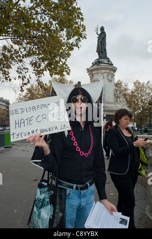 Paris, Frankreich, homosexuelle Aktivisten demonstrieren gegen "Hate Crimes", Homophobie, 'Les Soeurs de la Perpétuelle Nachsicht' Transvestit Holding Protest anmelden Street Rally Proteste Stockfoto