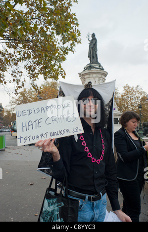 Paris, Frankreich, Homosexuelle Militante demonstrieren gegen Homophobie-Diskriminierung, „Les Sœurs de la perpétuelle Indulgence“, Protestschild der Männer, Demonstration der pariser republique Stockfoto