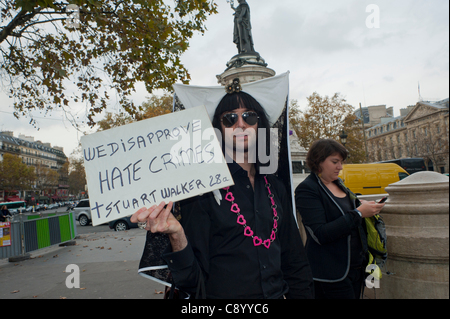 Paris, Frankreich, Homosexuelle Militante demonstrieren lgbt gegen Homophobie, „Les Sœurs de la perpétuelle Indulgence“, man Holding Protestschild, Homosexuell Männer Problem, Anti-Diskriminierung Stockfoto