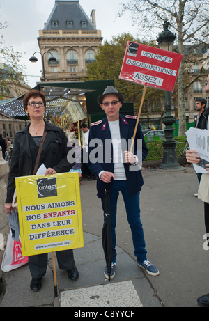 Paris, Frankreich, Aktivisten schwuler Eltern demonstrieren gegen Homophobie, Anti-Diskriminierung, halten Protestschilder, "Wir lieben unsere Kinder in ihrem Unterschied" Proteste, Demonstration lgbt, paris republique Demonstration Stockfoto