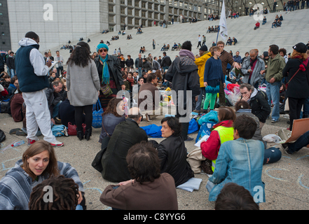 Paris, Frankreich, „Occupy La Défense“ und die Indignants, Demonstration gegen Gier der Unternehmen und Korruption der Regierung, Massenszene bei der Arche, junge Menschen protestieren gegen Aktien Stockfoto