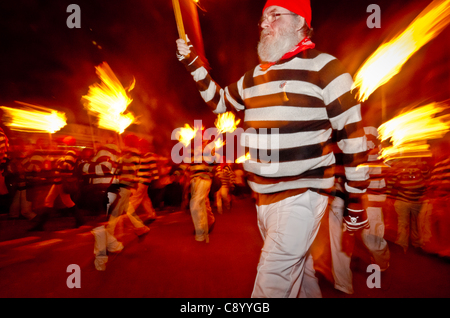 Cliffe Bonfire Vereinsmitglieder gekleidet als Schmuggler Parade durch die Stadt von Lewes in East Sussex in Commeration der Protestanten in der Stadt und der vereitelten Gunpowder Plot von 1605 verbrannt. Stockfoto