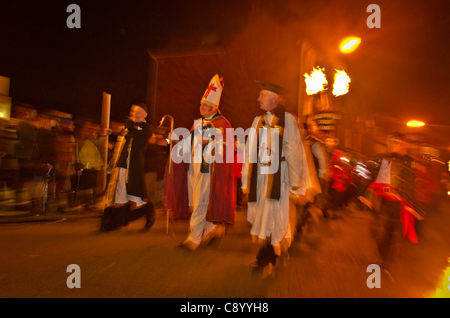 Cliffe Bonfire Vereinsmitglieder verkleidet als katholischen Klerus durch die Stadt von Lewes in East Sussex in Commeration der Protestanten am 5. November Parade in der Stadt und der vereitelten Gunpowder Plot von 1605 verbrannt. Stockfoto