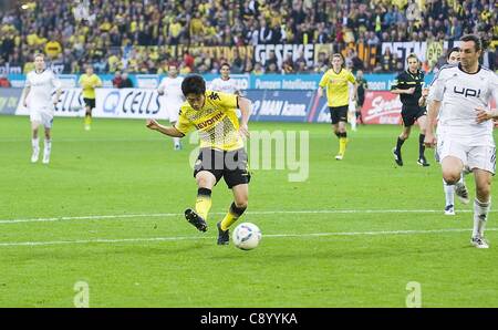 05 11 2011 Bundesliga Deutschland.  Borussia Dortmund vs. VfL Wolfsburg.  Shinji Kagawa Dortmund schießt und schießt das Tor zum 2: 0 Stockfoto