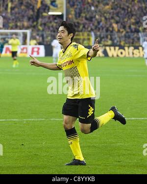 05 11 2011 Bundesliga Deutschland.  Borussia Dortmund vs. VfL Wolfsburg.  Feiern von Shinji Kagawa tun nach seinem Ziel 2 0 Stockfoto