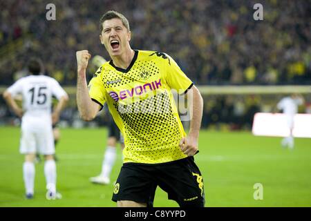 05 11 2011 Bundesliga Deutschland.  Borussia Dortmund vs. VfL Wolfsburg.  Robert Lewandowski feiert das Ziel für 4 1 für Borussia Dortmund Stockfoto