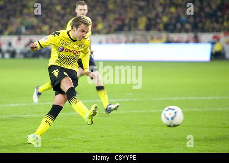 05 11 2011 Bundesliga Deutschland.  Borussia Dortmund vs. VfL Wolfsburg.  Mario Götze Goetz schießt und schießt das Tor für 5: 1 für Borussia Dortmund Stockfoto