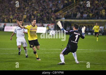 05 11 2011 Bundesliga Deutschland.  Borussia Dortmund vs. VfL Wolfsburg-Signal-Iduna-Park. Ziel durch Robert Lewandowski Borussia so dass es 4: 1 gegen den Torhüter Diego Benaglio Wolfsburg Stockfoto