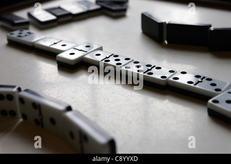 Dominosteine in ein Wirtshaus, North East England. Stockfoto