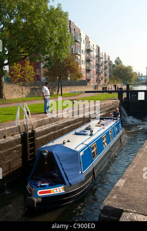 Ein Narrowboat in eine Sperre für die Leeds und Liverpool Canal bei Wigan, Greater Manchester, England, UK Stockfoto