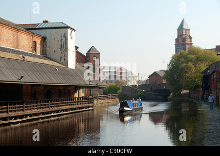 Ein Narrowboat über Leeds und Liverpool Canal bei Wigan Pier, Wigan, Greater Manchester, England, UK Stockfoto