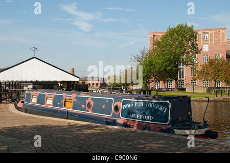 Ein Narrowboat über Leeds und Liverpool Canal bei Wigan, Greater Manchester, England, UK Stockfoto