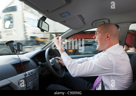 Mann mit Wut im Straßenverkehr während der Fahrt Auto auf Autobahn Stockfoto