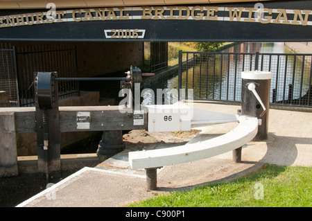 Schleuse Winde Mechanismus auf Schloss 86 an der Leeds and Liverpool Canal bei Wigan, Greater Manchester, England, UK Stockfoto