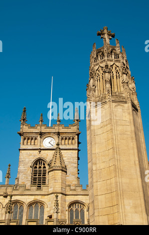 Die Pfarrkirche von Allerheiligen und Kriegerdenkmal, Wigan, größere Manchester, England, Vereinigtes Königreich Stockfoto