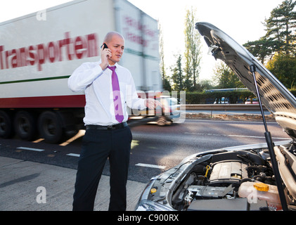 Mann mit aufgeschlüsselt Auto Autobahn Stockfoto
