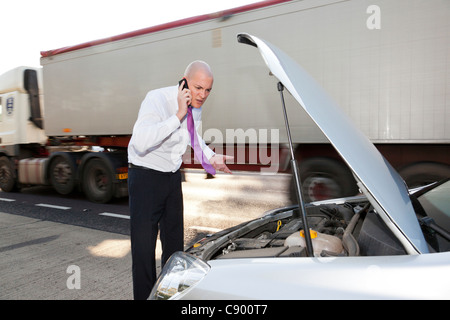 Mann mit aufgeschlüsselt Auto Autobahn Stockfoto