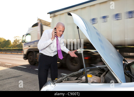 Mann mit aufgeschlüsselt Auto Autobahn Stockfoto