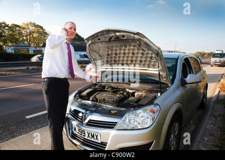 Mann mit aufgeschlüsselt Auto Autobahn Stockfoto