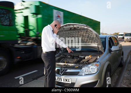 Mann mit aufgeschlüsselt Auto Autobahn Stockfoto