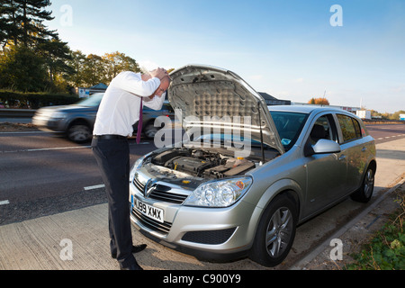 Mann mit aufgeschlüsselt Auto Autobahn Stockfoto