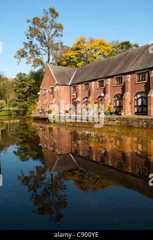 Gehäuse von der Seite der Bridgewater Canal, Worsley, Salford, Manchester, England, UK Stockfoto