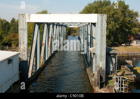 Die Barton schwingen Aquädukt, das Bridgewater Canal über den Manchester Ship Canal nimmt. Barton, Manchester, England, UK Stockfoto