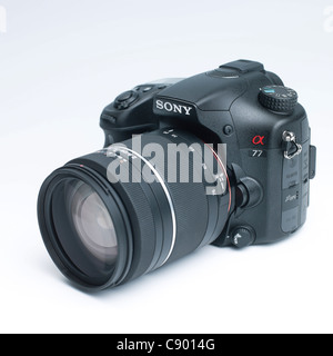 Sony Alpha 77 Einzelnobjektiv lichtdurchlässige Häutchen Spiegel digitale Systemkamera - mit 28-75mm-Objektiv. Stockfoto