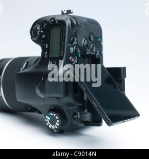 Sony Alpha 77 Einzelnobjektiv lichtdurchlässige Häutchen Spiegel digitale Systemkamera - Heckscheibe für vertikale Porträt Zusammensetzung festgelegt. Stockfoto