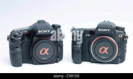 Sony Alpha 77 Einzelnobjektiv lichtdurchlässige Häutchen Spiegel digitale Systemkamera - gesehen im Vergleich zu 2007 Alpha 700 Stockfoto