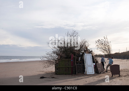 Bauen ein großes Lagerfeuer am Strand in der Nähe von niedrigen Hauxley in Northumberland, England, am 5. November, Kerl Fawkes Nacht zu feiern. Stockfoto
