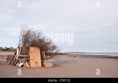 Bauen ein großes Lagerfeuer am Strand in der Nähe von niedrigen Hauxley in Northumberland, England, am 5. November, Kerl Fawkes Nacht zu feiern. Stockfoto