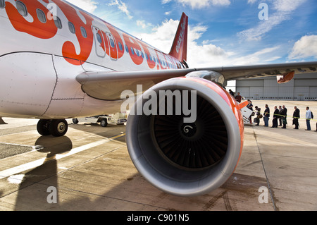 EasyJet am Flughafen Luton, UK - Warteschlange von Fahrgästen für Hecktür Stockfoto