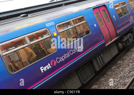 Bahnbetreiber First Capital Connect Service, London Nordlinie Pendler. Stockfoto