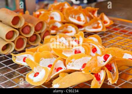 Rack-knusprigen Pfannkuchen auf Kühlung, Art der Thai Zuckerbrot, Thailand Stockfoto