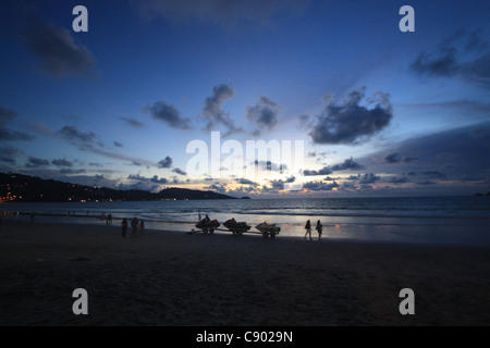 Patong Beach und Jetski bei Sonnenuntergang Stockfoto