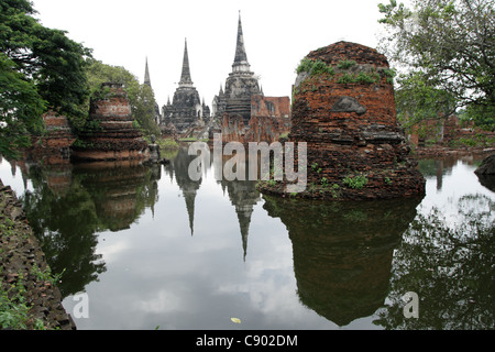 Drei Pagode von Wat Phra Si Sanphet in Fluten, Ayutthaya, Thailand Stockfoto