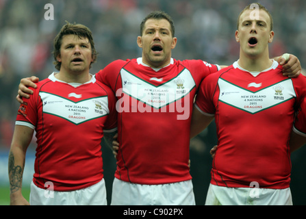 5.11.2011 Wembley England. Lee Briers (Warrington Wolves) und Teamkollegen singen Mae Hen Wlad F'Nhadau, die walisische Nationalhymne vor Spielbeginn aus dem Gillette vier Nationen-Rugby-Liga-Spiel zwischen Neuseeland und Wales im Wembley-Stadion gespielt. Stockfoto