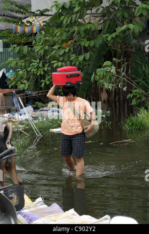 Menschen waten im Hochwasser, Rangsit, Pathum Thanni Provinz, Thailand Stockfoto