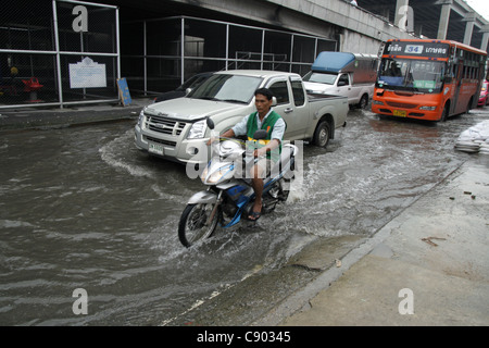 Hochwasser auf Straße, Rangsit, Pathum Thanni Provinz, Thailand Stockfoto