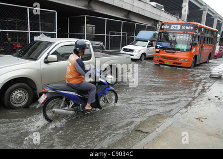 Hochwasser auf Straße, Rangsit, Pathum Thanni Provinz, Thailand Stockfoto