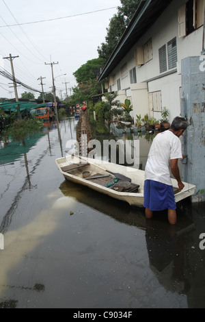 Hochwasser auf Straße, Rangsit, Pathum Thanni Provinz, Thailand Stockfoto