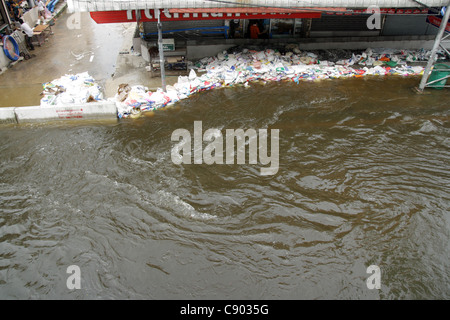 Hochwasser auf Straße, Rangsit, Pathum Thanni Provinz, Thailand Stockfoto