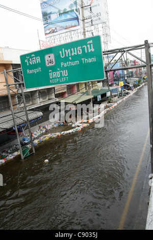 Hochwasser auf Straße, Rangsit, Pathum Thanni Provinz, Thailand Stockfoto