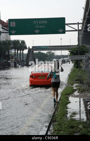 Hochwasser auf Straße, Rangsit, Pathum Thanni Provinz, Thailand Stockfoto