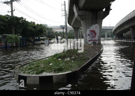 Hochwasser auf Straße, Rangsit, Pathum Thanni Provinz, Thailand Stockfoto