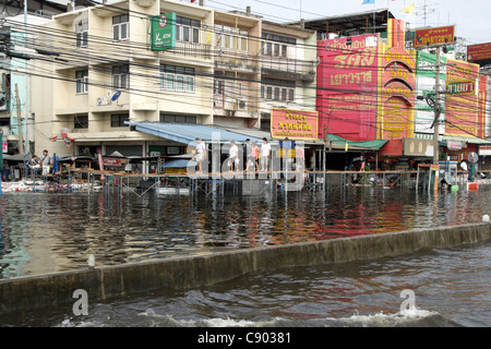 Hochwasser auf Phaholyothin Road, Rangsit, Pathum Thanni Provinz, Thailand Stockfoto