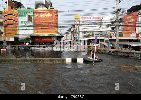 Hochwasser auf Phaholyothin Road, Rangsit, Pathum Thanni Provinz, Thailand Stockfoto