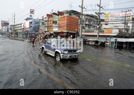 Hochwasser auf Phaholyothin Road, Rangsit, Pathum Thanni Provinz, Thailand Stockfoto